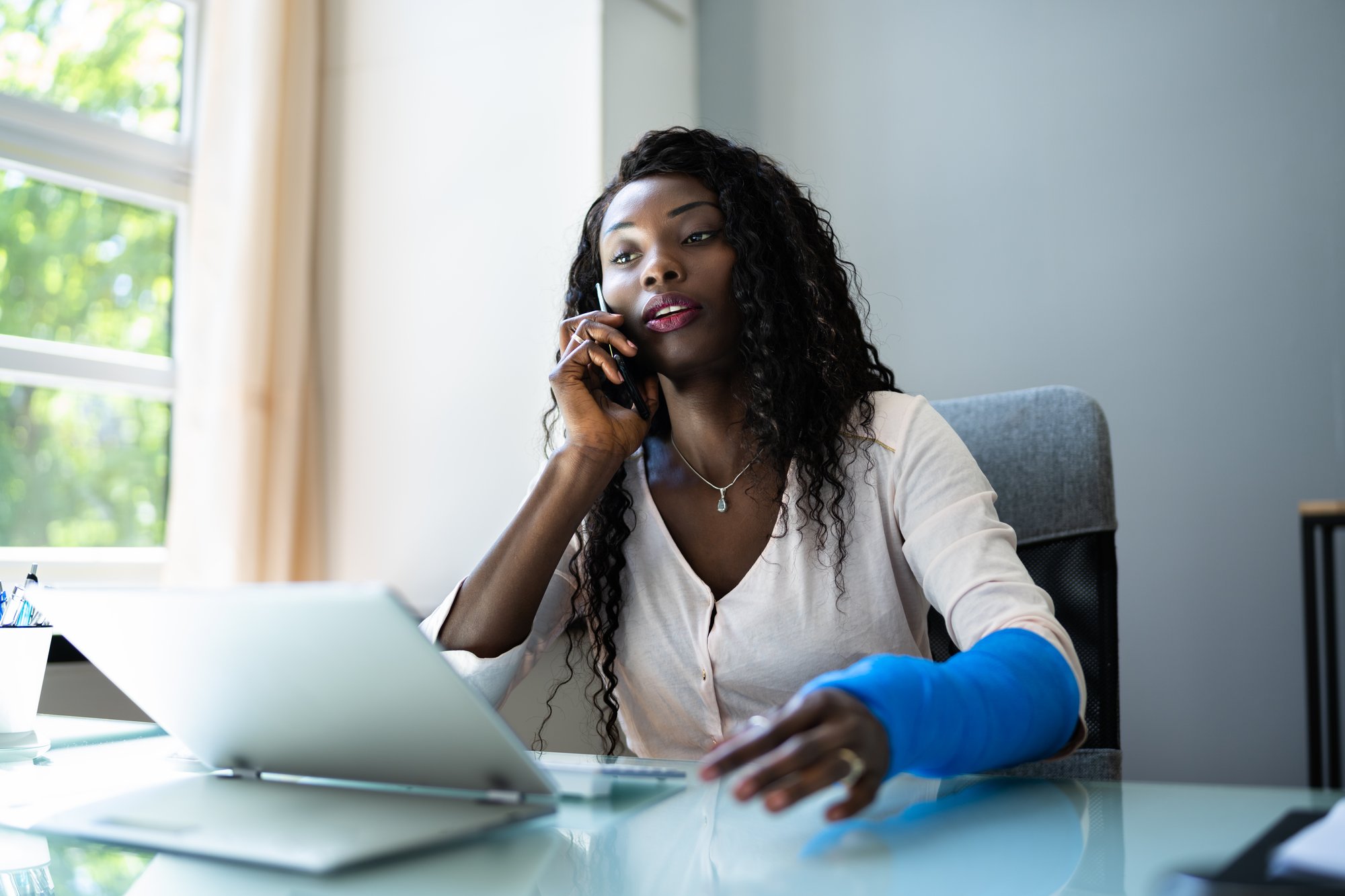 Employee with a workplace injury discussing workers' compensation coverage. Employee with a workplace injury discussing workers' compensation coverage.